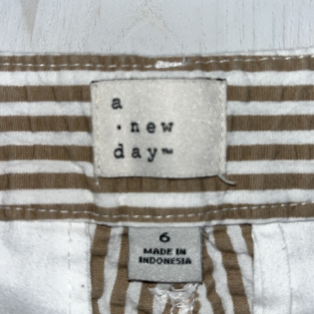 A New Day Women’s Beige & White Striped Shorts Size 6 Preppy Summer - Picture 4 of 4